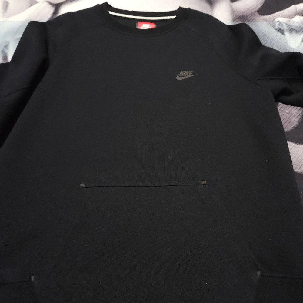 Nike Tech Fleece Black Crew Sweatshirt + Nike NSW Long Sleeve Tee - Large